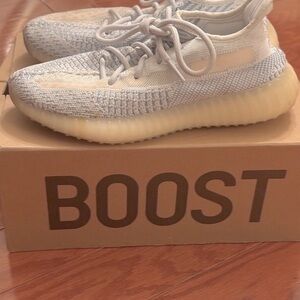 Near brand new Yeezy Boost 350 V2 sz 7 women, 5.5 men. ☁️ =so comfy! Worn once.